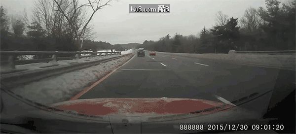 GIF动态图：车顶堆雪人上路危险视频