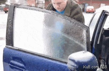 GIF动态图：汽车玻璃结冰后如何处理
