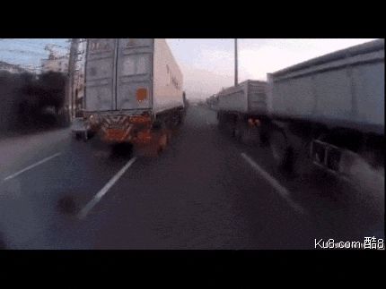GIF动态图：摩托车恐怖车祸