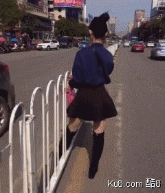 GIF动态图：美女违规横穿马路