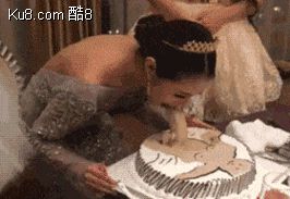 GIF动态图：生日蛋糕口交