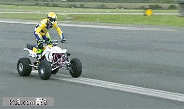 GIF动态图：四轮越野摩托高空飞跃