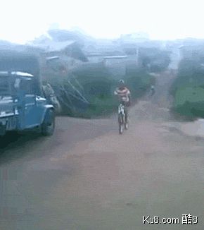 GIF动态图：自行车凄惨摔倒