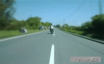 GIF动态图：第一视角摩托车公路赛