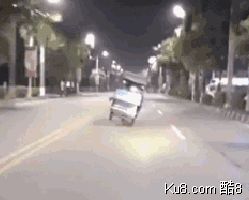 GIF动态图：危险摇晃的三轮车