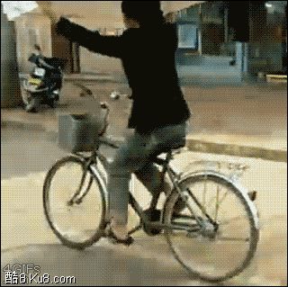 GIF动态图：头顶床垫骑自行车