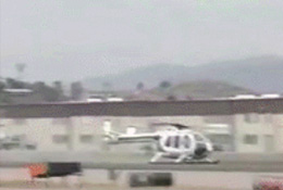 直升机惊险的滑行降落