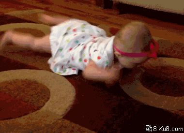 GIF动态图：汪星人教宝宝如何爬行