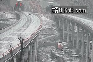 GIF动态图：下雪了，开车一定要小心