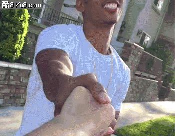 GIF动态图：黑人朋友用假手自拍自己有女朋友