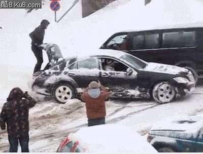 GIF动态图：汽车打滑后边站立一个人就可以正常行驶