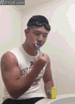 GIF动态图：小伙刷牙厕所玩鞭炮
