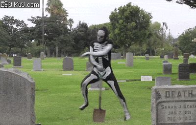 GIF动态图：男子穿骷髅衣服在坟地跳舞