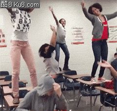 学生在桌子上跳舞学霸把她推下