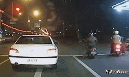 GIF动态图：电动车冲红灯发生车祸