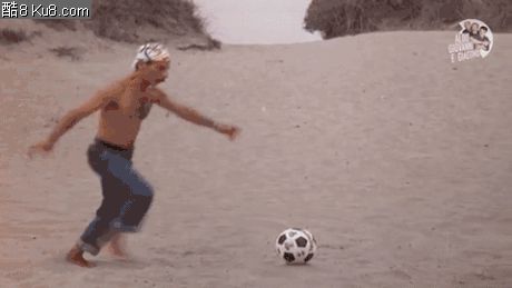 GIF动态图：沙滩排球队员直接隐藏在沙子里