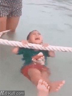 GIF动态图：熊孩子泳池摔倒无法站立