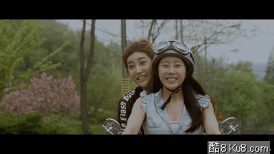 GIF动态图：韩国美女穿裙子骑电动车走光