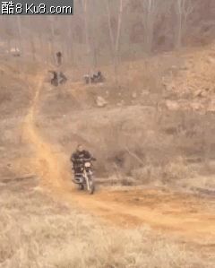 GIF动态图：骑摩托车上坡摔倒