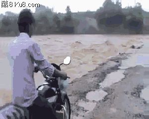 GIF动态图：阿三印度青年骑摩托车过桥被洪水冲走