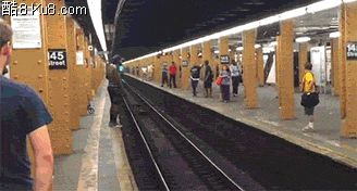 GIF动态图：黑人兄弟酷跑横跨地铁轨道摔倒