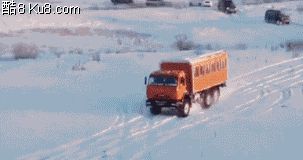 GIF动态图：大货车雪地漂移