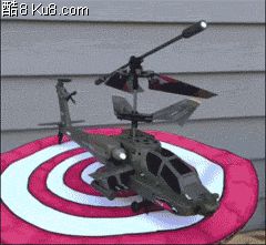GIF动态图：狗狗头顶停机坪玩具直升机起飞