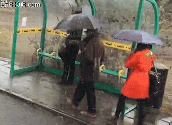 GIF动态图：公交车站台被汽车溅起的水淋湿