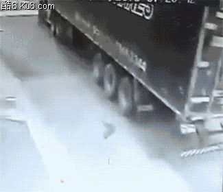 GIF动态图：大货车后货架不小心挂住小轿车