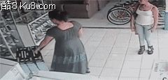 GIF动态图：妇女在超市把东西放入裙子里面偷偷带走