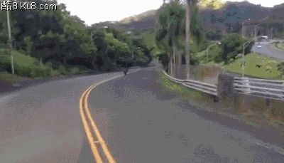 GIF动态图：情侣骑摩托车耍酷摔倒