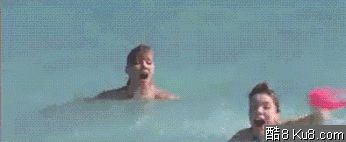 GIF动态图：美女海边戏水被拔去泳裤