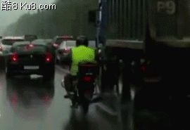GIF动态图：摩托车雨天出车祸被被大货车轧死