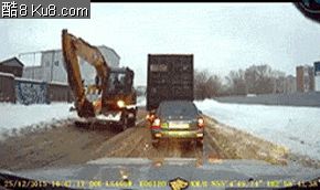 GIF动态图：蓝翔学院用挖掘机帮助下雪天打滑的大货车