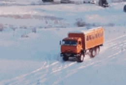 大货车雪地漂移
