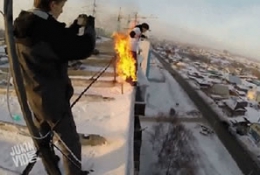 俄罗斯男子全身点火跳下9楼，摔进雪地人没事