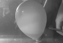 气球在水下破裂的瞬间