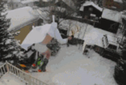 穿着滑雪板从屋顶直接跳下